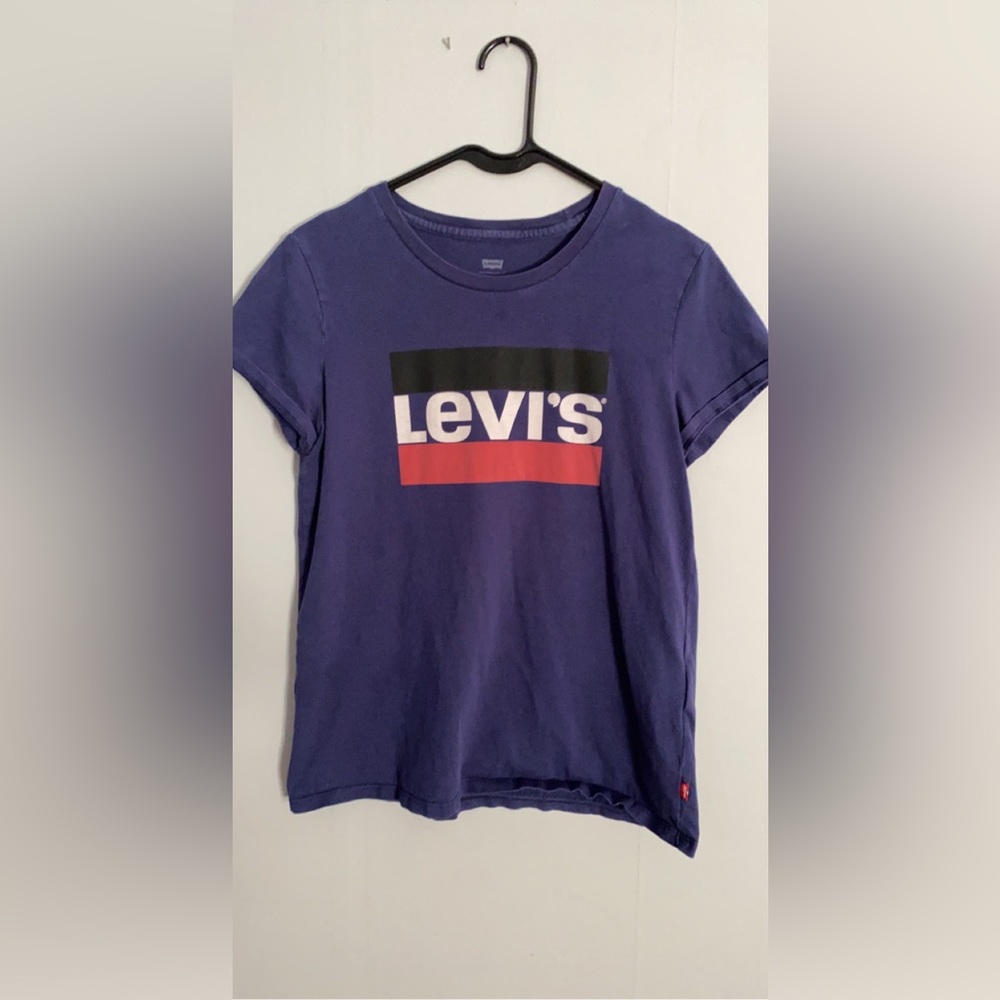 3/15 Women’s Navy Blue Levi’s Shirt | Size Medium.